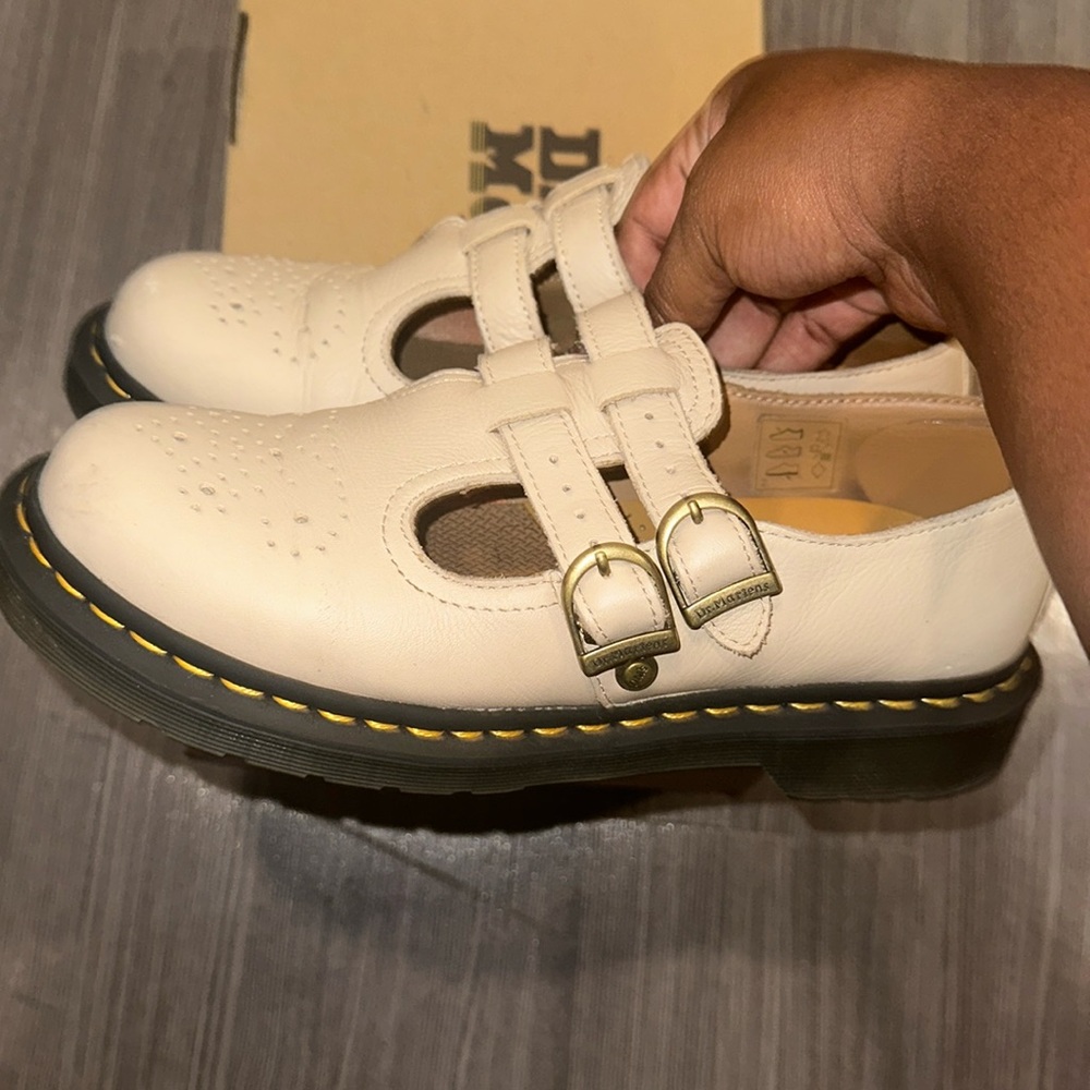 Mary Jane Dr. Martens Beige